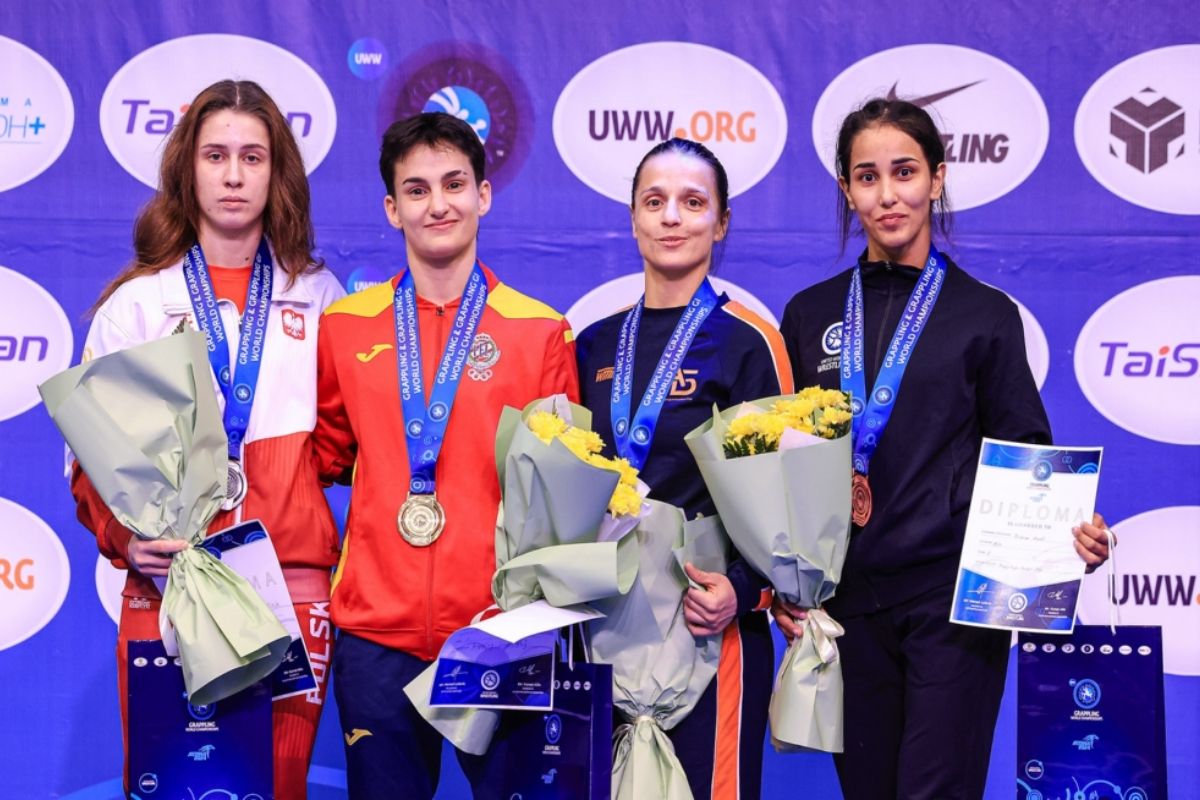 Carlota Prendes en el podio con la medalla de oro