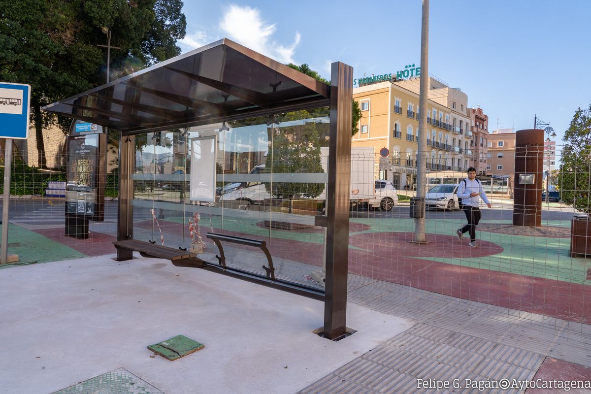 Instalación de nuevas marquesinas en las paradas de autobus