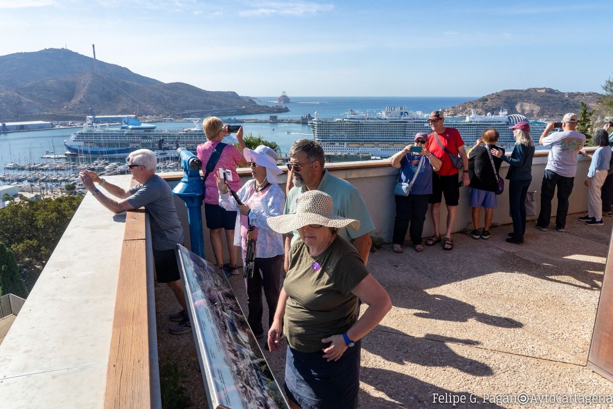 Turistas en la explanada junto al Castillo de  la Concepcin