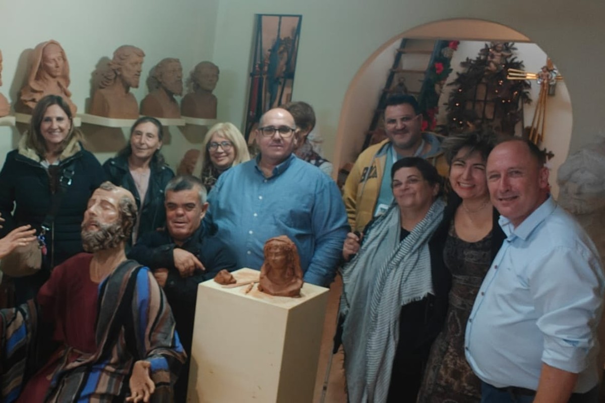 Personas con discapacidad visual disfrutan de las esculturas de Juan José Quirós