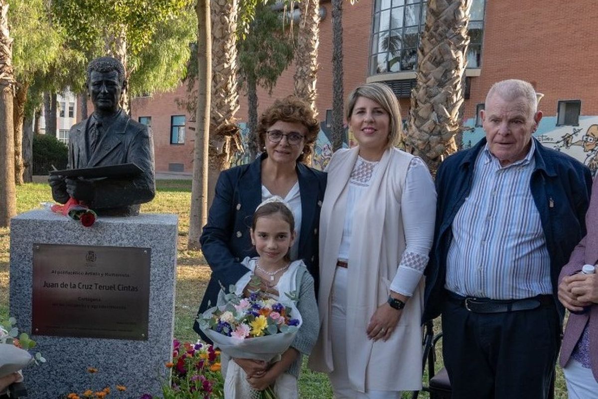 Manuel Ardil, junto a la alcaldesa, Noelia Arroyo, en el homenaje a Juan de la Cruz Teruel en mayo de 2023