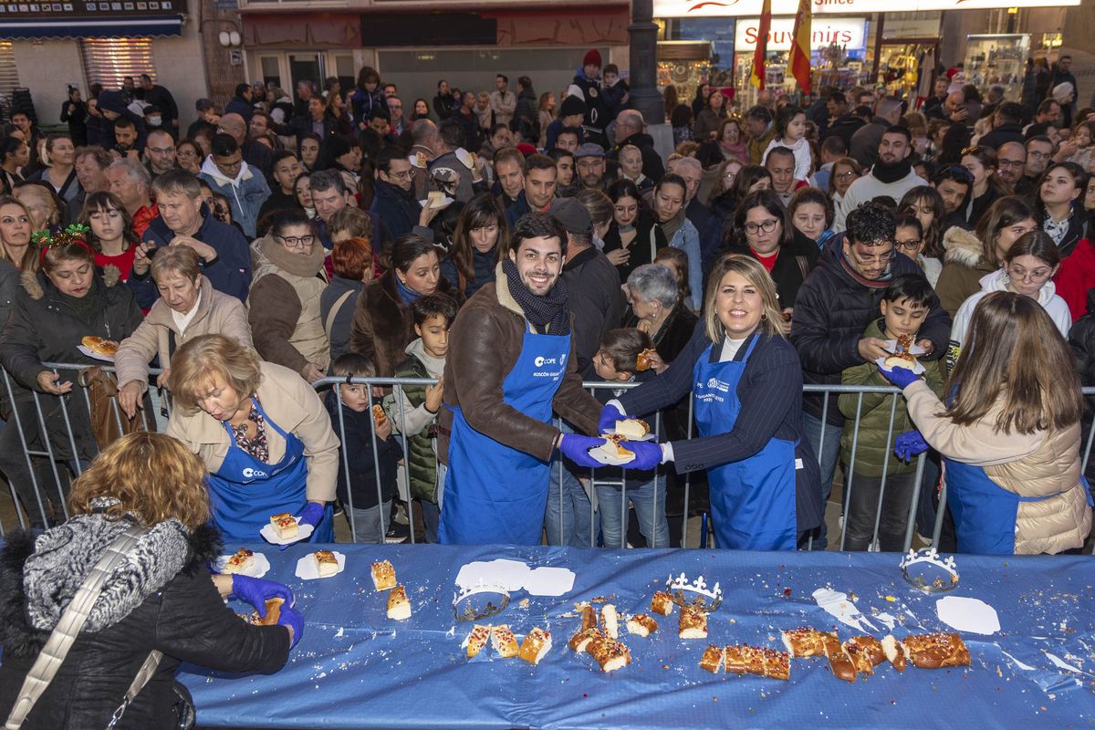 Tradicional Roscn de Reyes gigante del Ayuntamiento y COPE en la plaza del Ayuntamiento