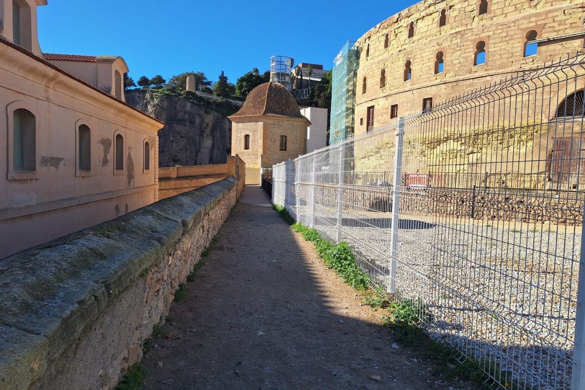 Paso peatonal junto al Anfiteatro Romano de Cartagena. 