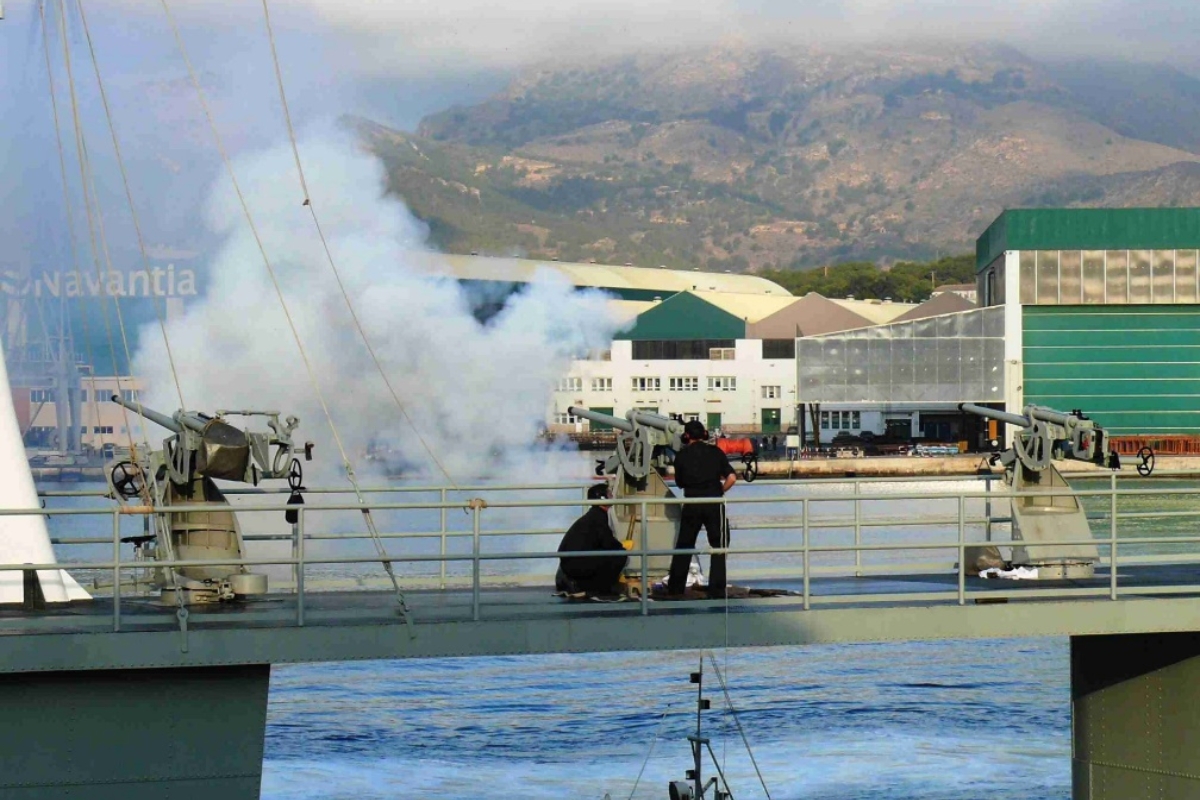 Imagen de archivo del cañonazo del mediodía lanzado desde el Arsenal Militar de Cartagena. Foto del Ministerio de Defensa.