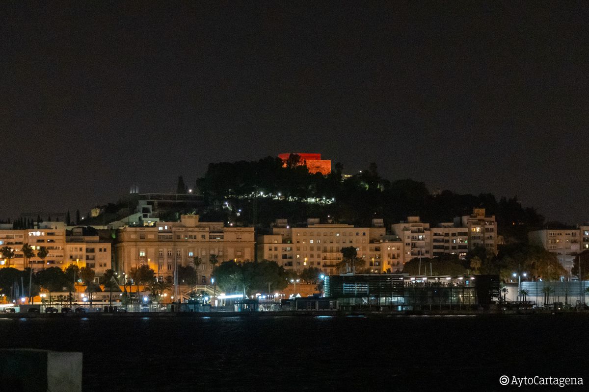 Castillo de la Concepción iluminado de rojo