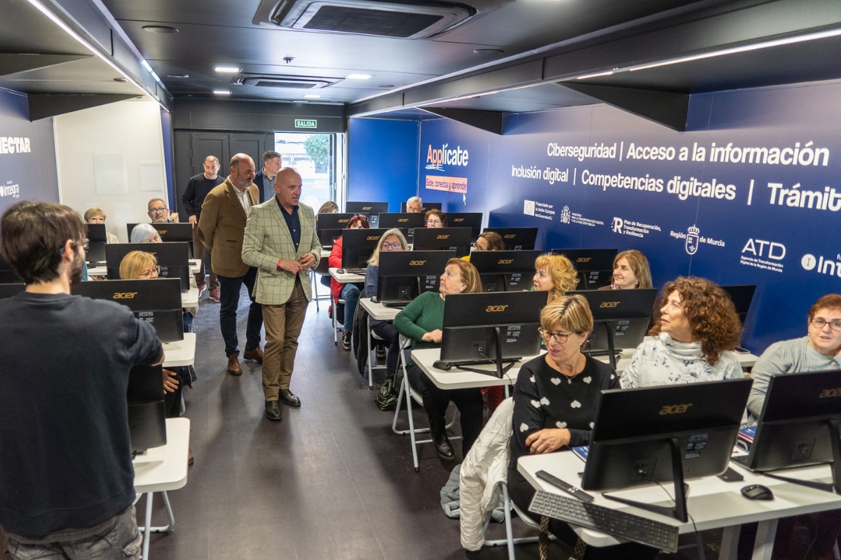 La campaña itinerante 'Applícate. Sube, conecta y aprende' llega a Cartagena