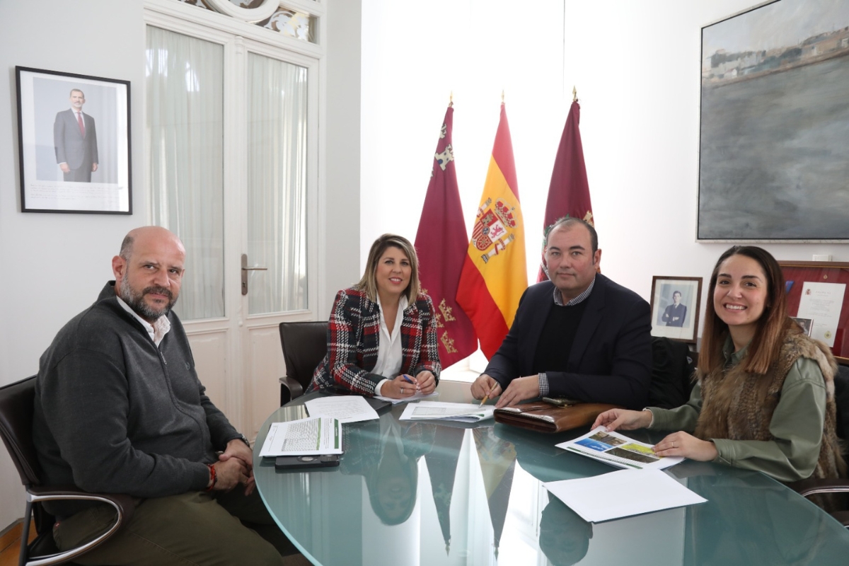 Iberdrola compromete con la alcaldesa un plan de inversiones para mejorar el servicio en Cabo de Palos y La Manga