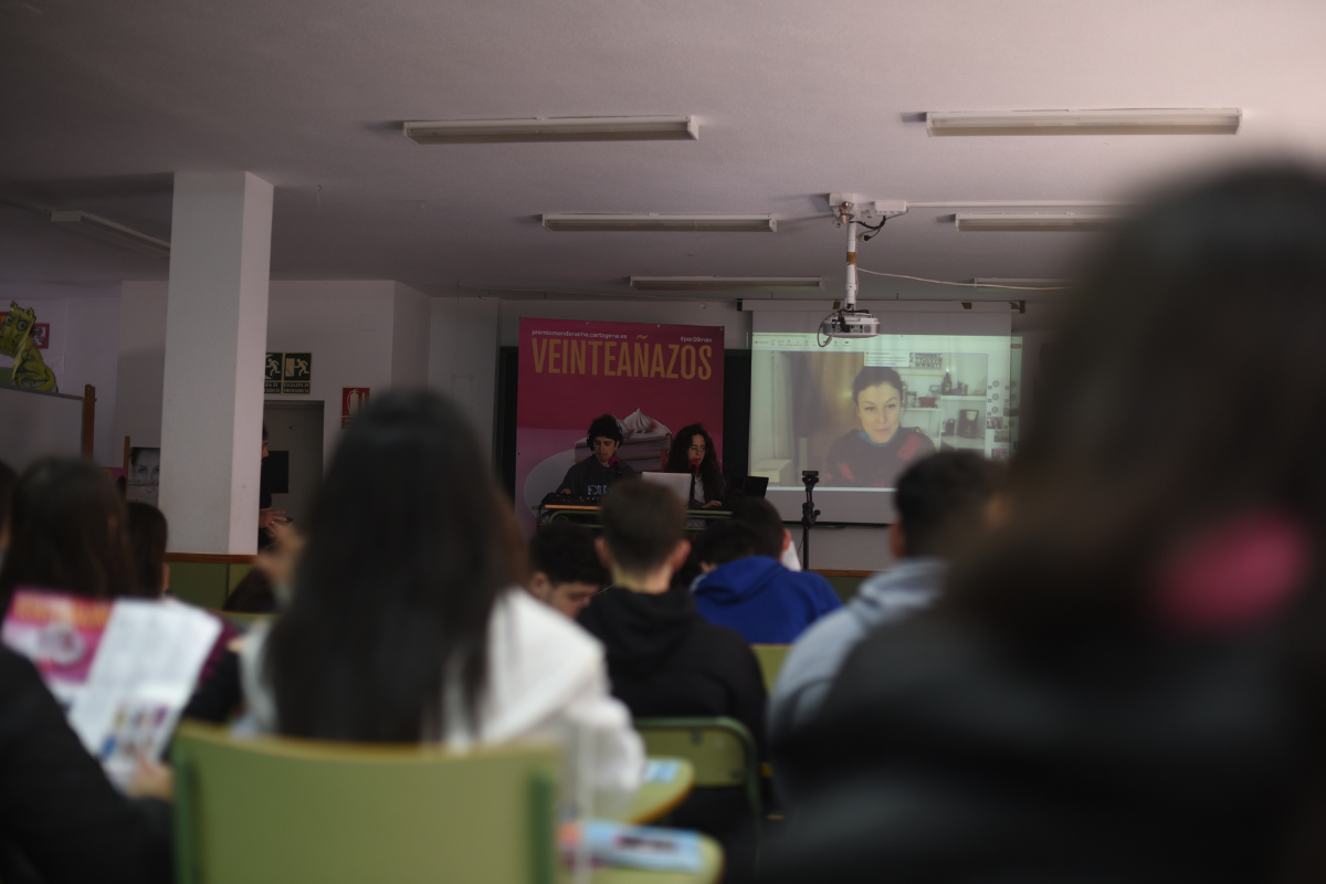 Encuentro de Lucia Carballal, finalista del premio Mandarache, en el IES Pedro Pealver