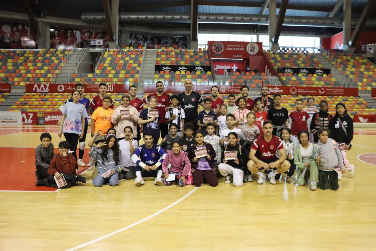 Alumnos del CEIP Cuatro Santos comparten jornada de ftbol sala con el Jimbee