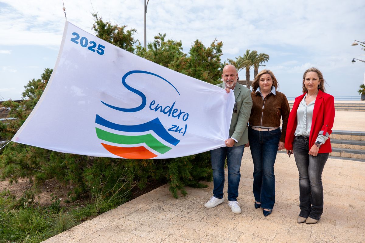 Izado de la Bandera Sendero Azul en Isla Plana