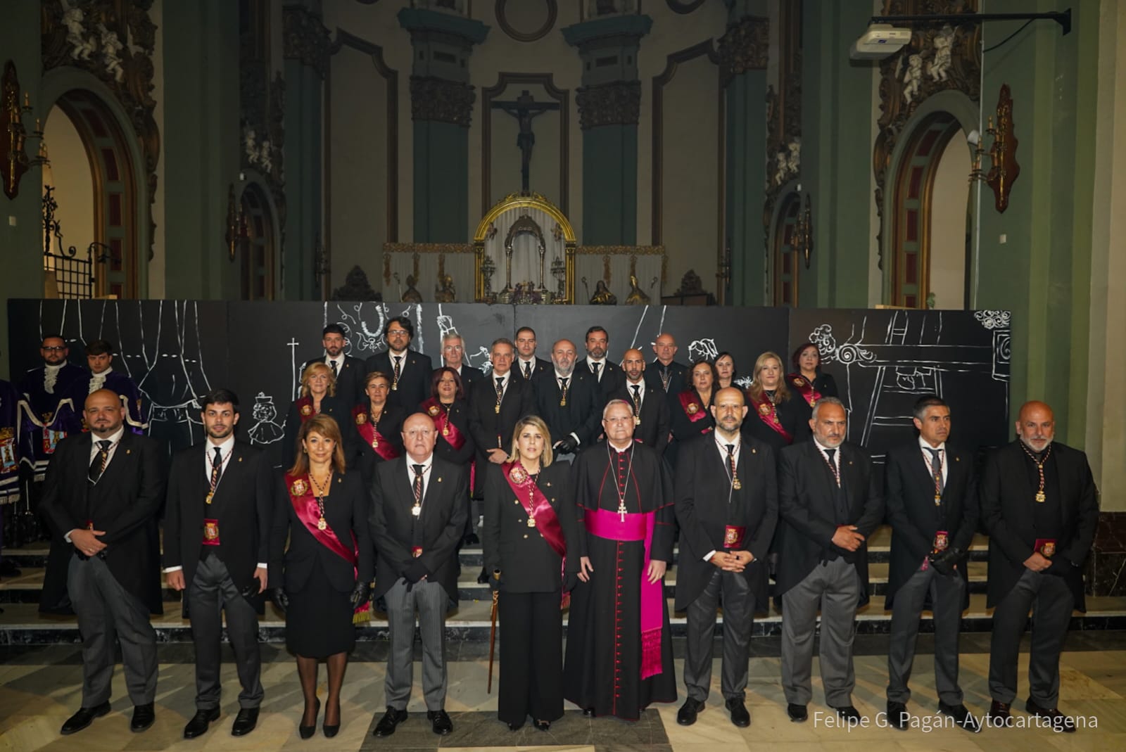 La corporacin municipal sigue al Santo Sepulcro en la procesin del Viernes Santo