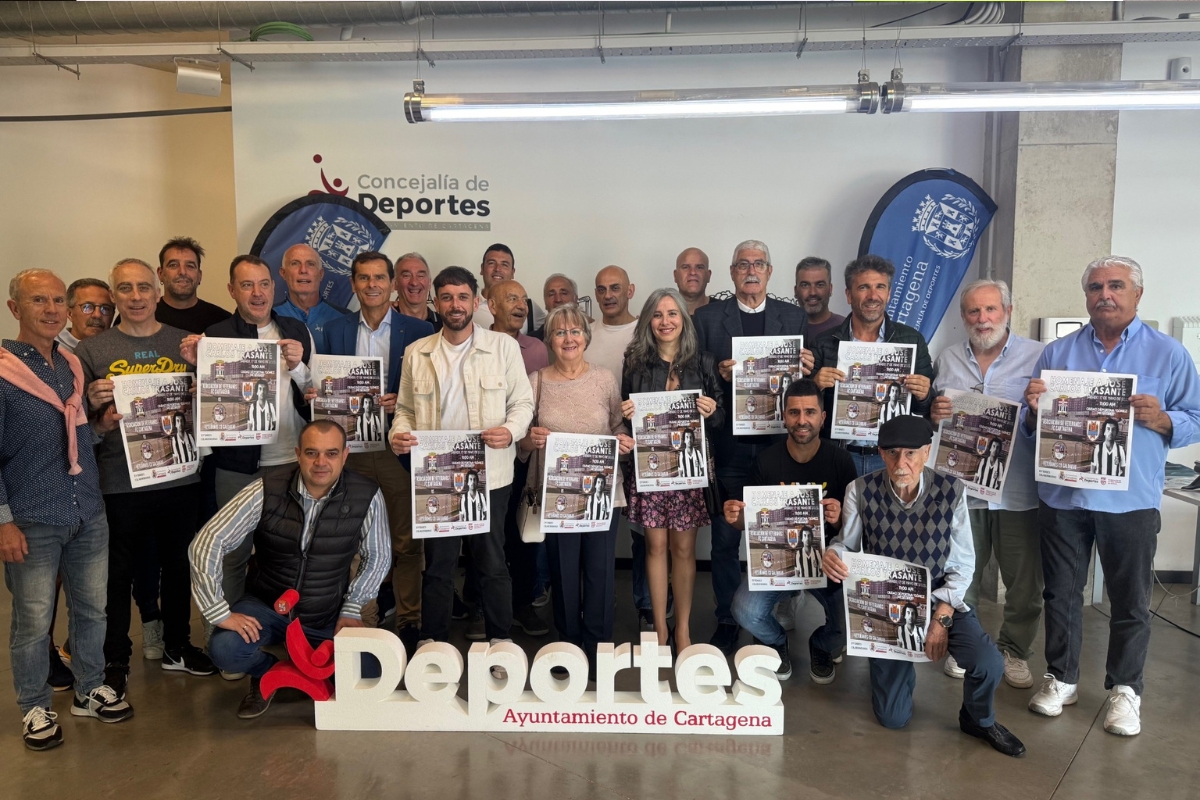 Los veteranos del FC Cartagena y del CD Galdakao tributarn un homenaje a Carlos Trasante