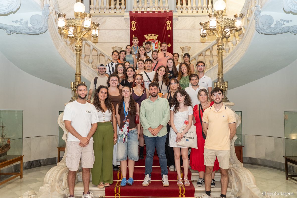 Visita de jóvenes voluntarios Erasmus al Palacio Consistorial