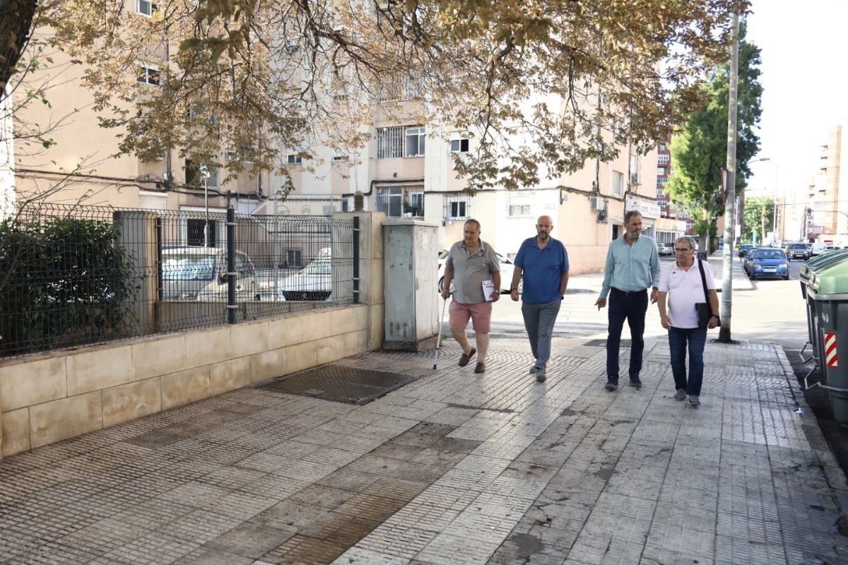 El concejal Diego Ortega visita el barrio de San Ginés.