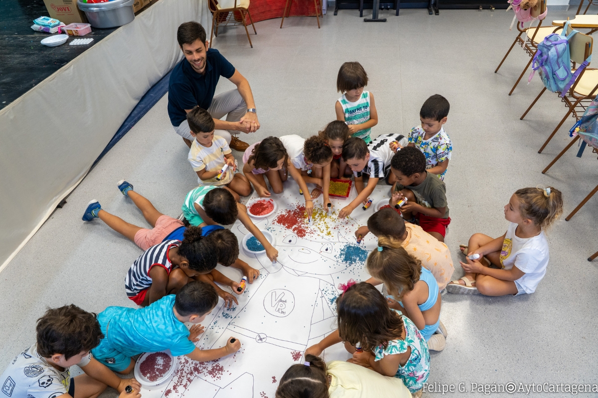 El concejal Ignacio Jáudenes en la Escuela de Verano del Colegio Vicente Ros de Ciudad Jardín, en Cartagena. Agosto 2025.