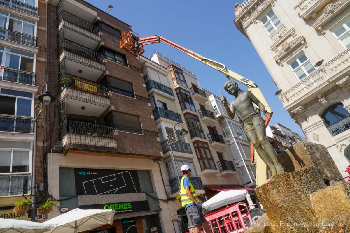 Comienza la instalación del sistema de sombra 'Teselas' en la calle del Carmen