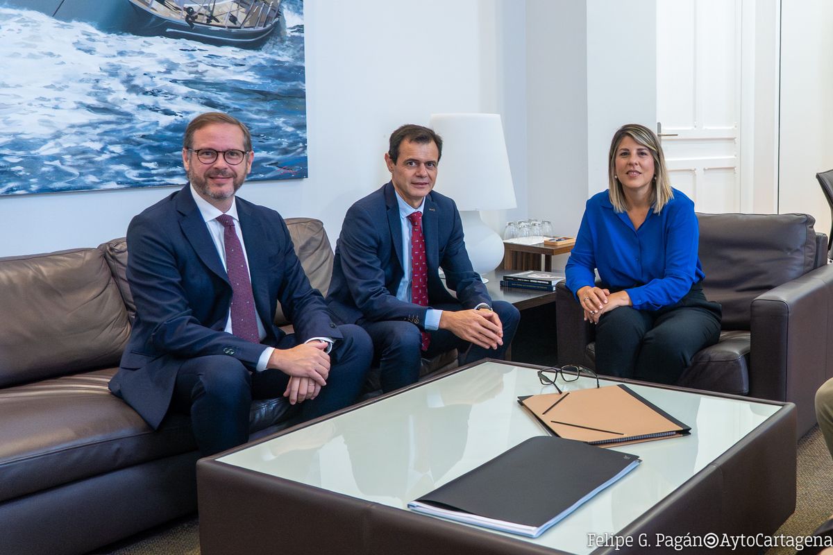 La alcaldesa en una imagen reciente de una reunión con los directores saliente y entrante de Repsol