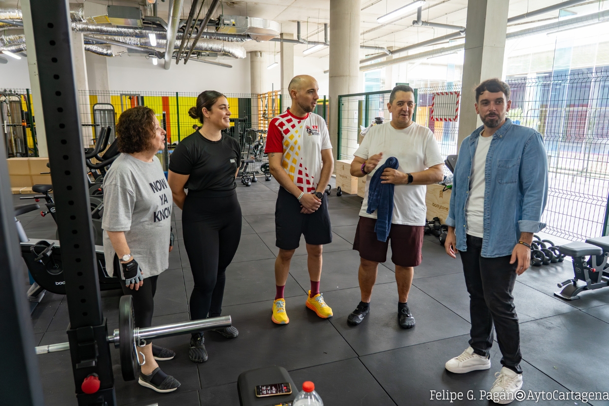 El Ayuntamiento y la Fundación Never Surrender impulsan entrenamientos adaptados a pacientes oncológicos que se desarrolla en el Palacio de Deportes con la colaboración del Club Deportivo Santa Ana