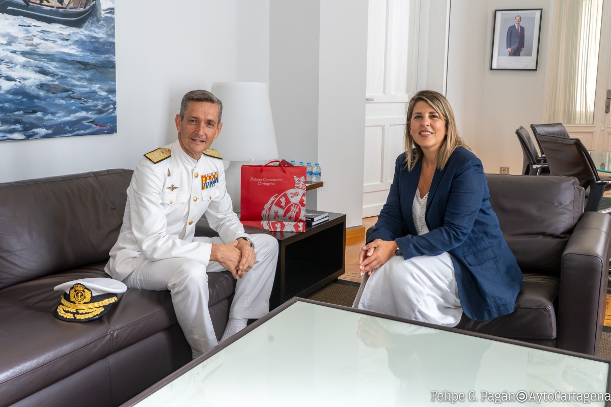 La alcaldesa Noelia Arroyo recibe al nuevo almirante de Acción Marítima, Vicente Cuquerella