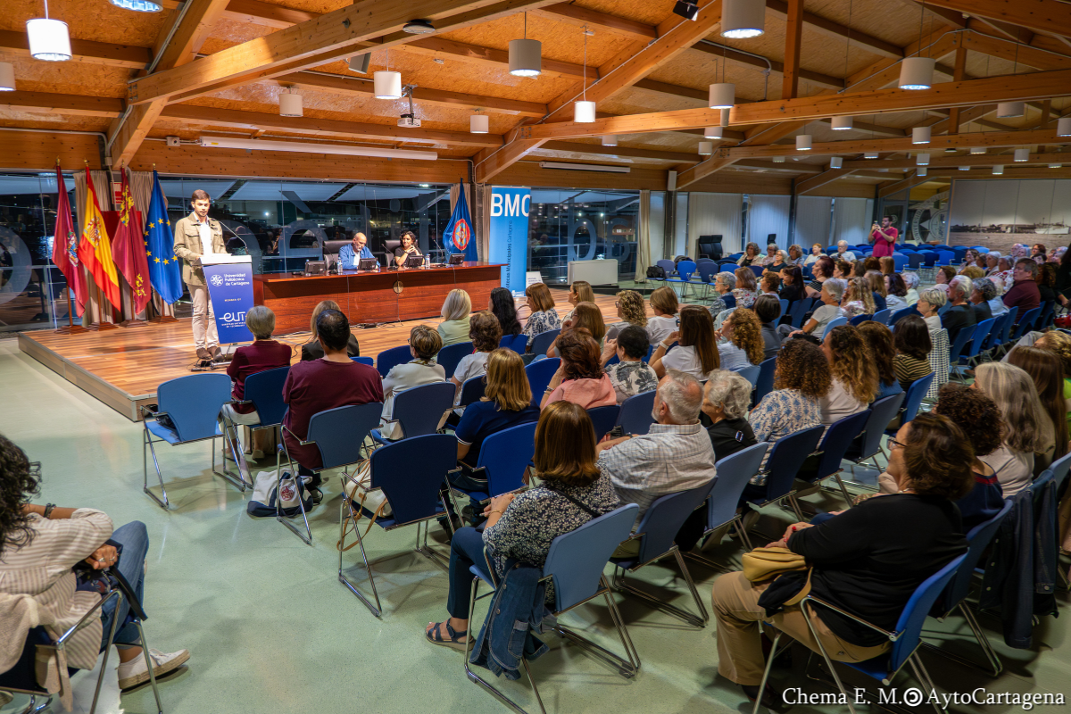 Encuentro de Alejandro Palomas con clubes de lectura de Cartagena