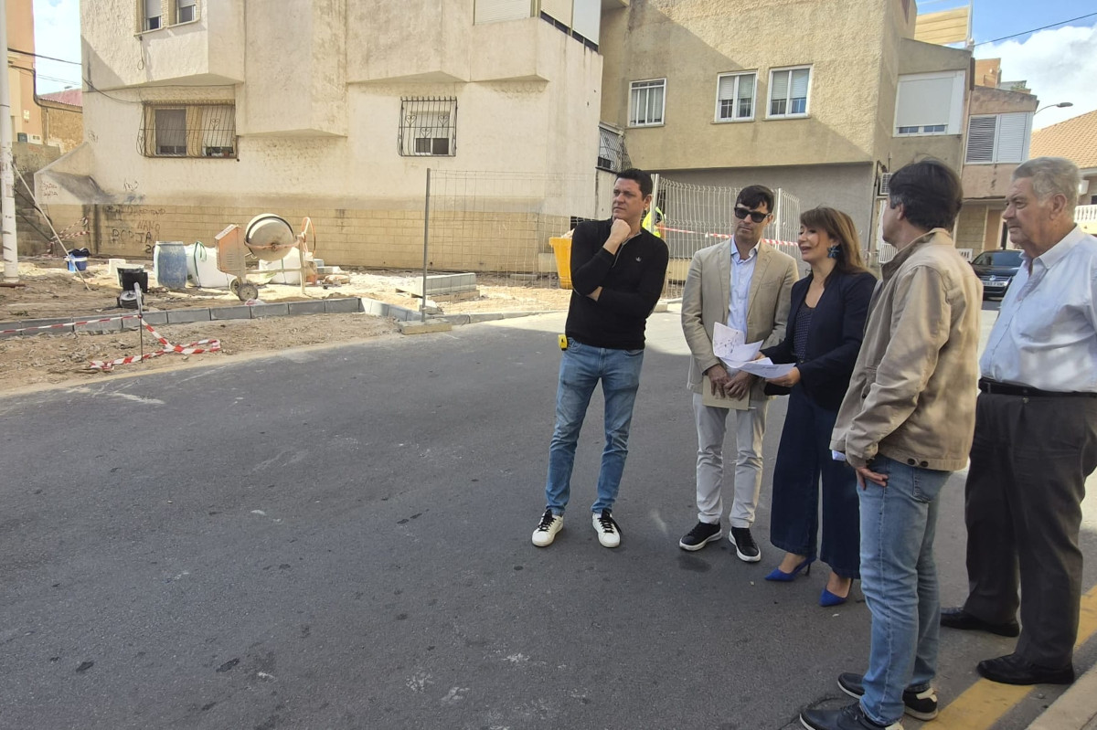 El Ayuntamiento inicia la remodelación de la Plaza Virgen Niña de Barrio Peral