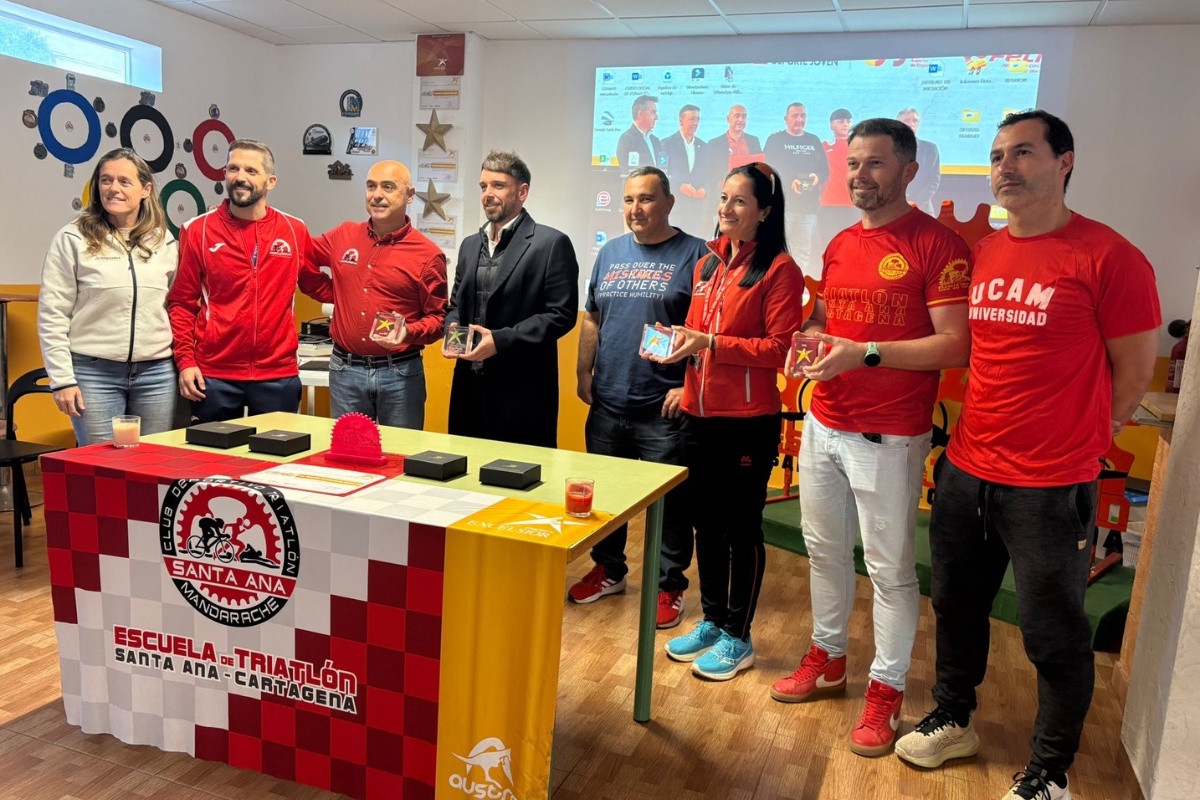 La Escuela de Triatlón Santa Ana de Cartagena entrega a la ciudad el Galardón de Excelencia Oro de la Federación Española de Triatlón