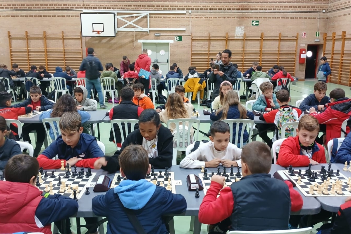 Un centenar de estudiantes juega al ajedrez con el programa municipal de deporte escolar
