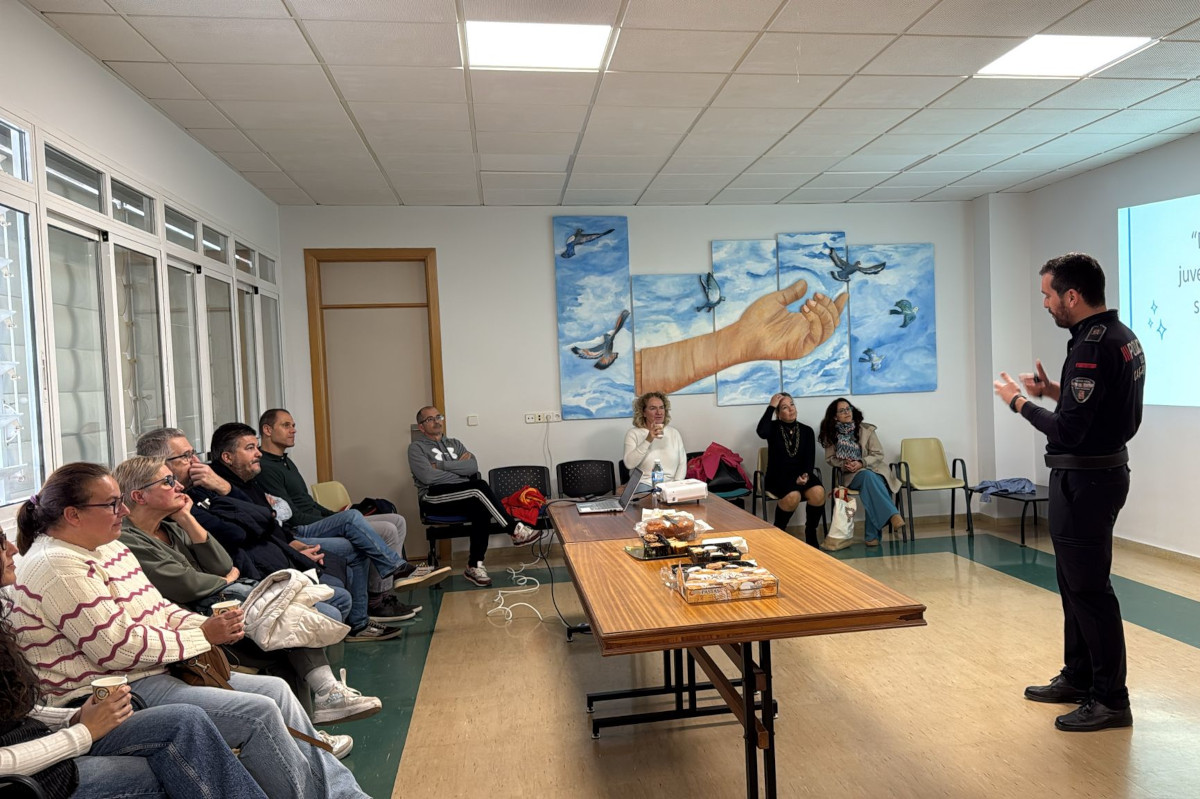 Conferencia de la ESPAC sobre uso de redes sociales en el colegio San Vicente de Pa�l