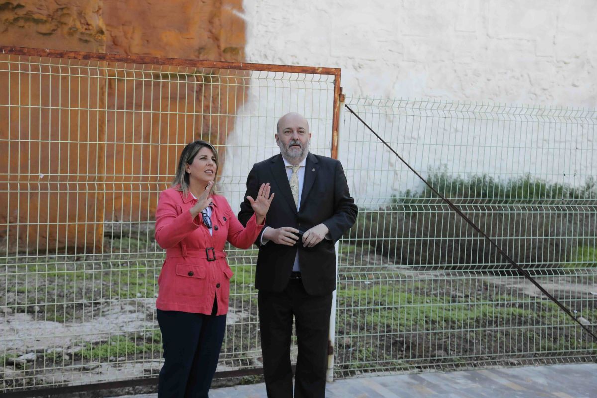 La alcaldesa Noelia Arroyo y el edil Pablo Braquehais, junto a solares de Cartagena.