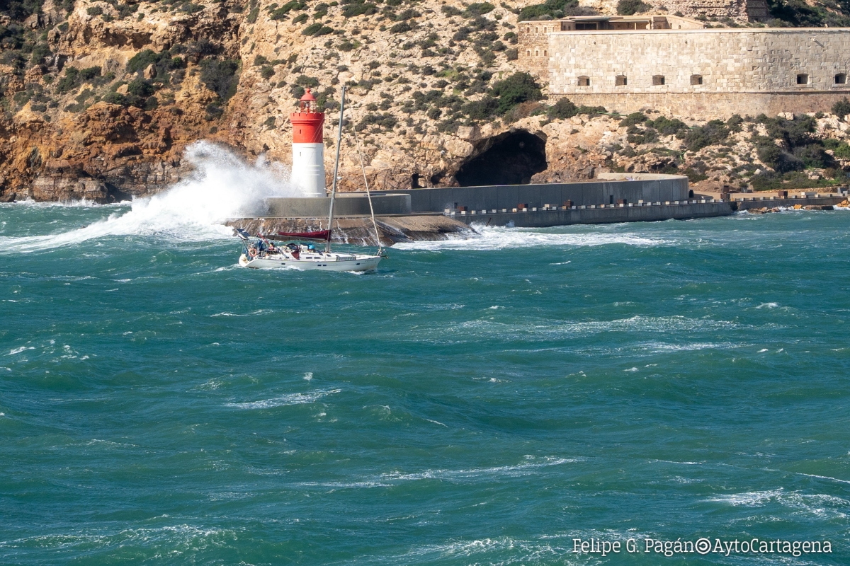 Bocana del puerto de Cartagena. Faro de Navidad. Oleaje, olas, viento, aviso. Foto de enero 2026.