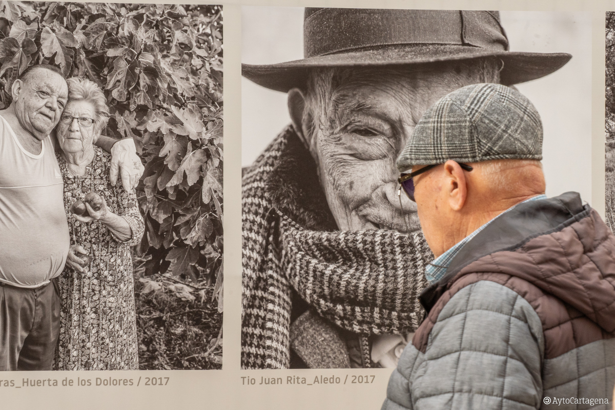 Más de 65 artistas de la Región ponen en valor la fotografía en las calles de Cartagena Más de 65 artistas de la Región ponen en valor la fotografía en las calles de Cartagena