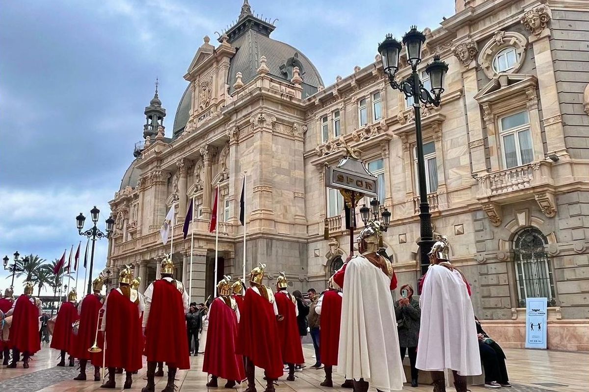 Los Soldados Romanos anuncian la Cuaresma con su tradicional pasacalles por el centro de Cartagena