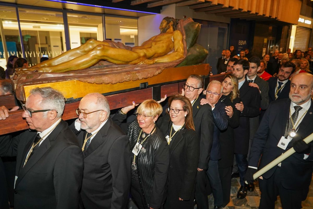 El Cristo Yacente rememora los cien años de su llegada a Cartagena recorriendo a hombros el centro de la ciudad 1 298332
