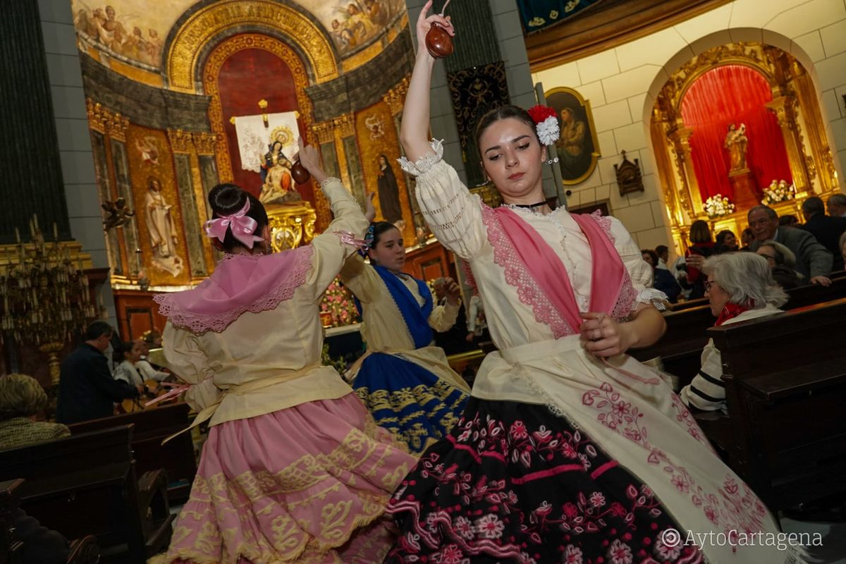 Ofrenda floral a la Virgen de la Caridad el Viernes de Dolores Semana Santa 2026
