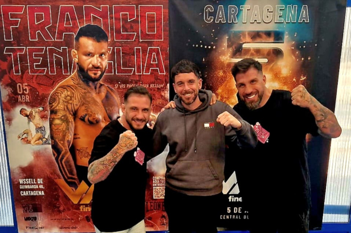 El concejal de Deportes, José Martínez, con los organizadores de la pasada edición de WAR MMA Cartagena.