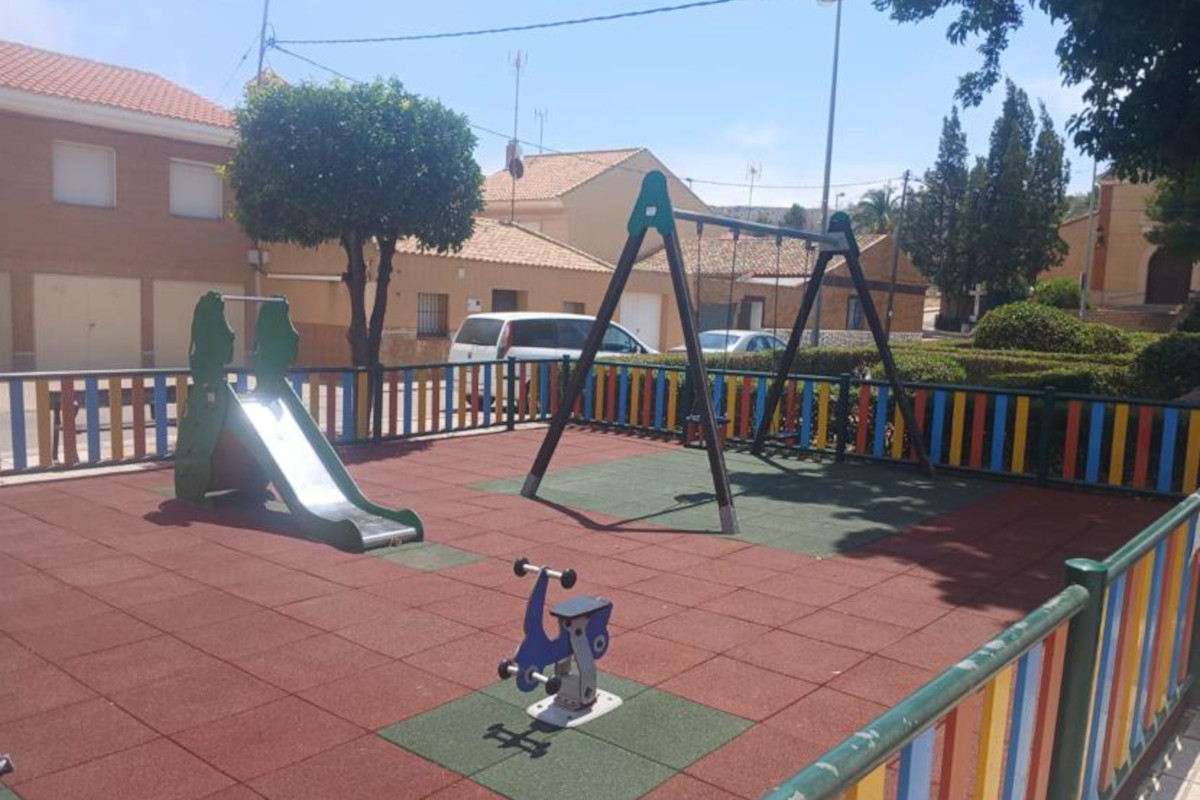 Zona de juegos infantiles renovada en la Plaza de San Nicolás, El Estrecho de San Ginés
