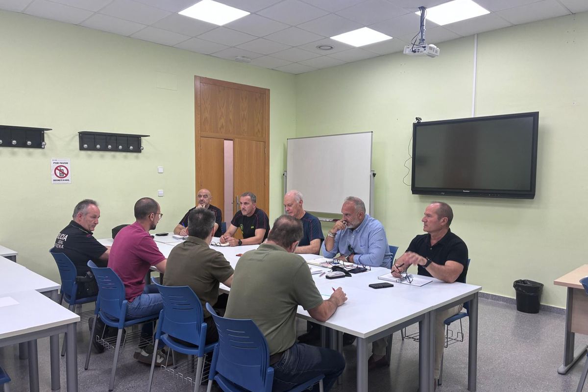 Reunión del concejal José Ramón Llorca y responsables de Bomberos y Policía Local con AEVE