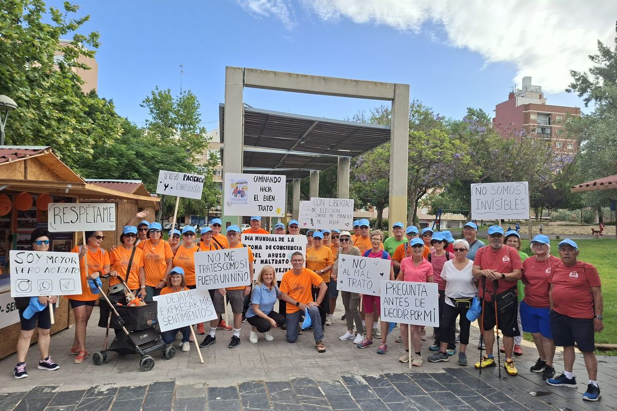 Cartagena reivindica el buen trato a las personas mayores con una marcha urbana y la lectura de un manifiesto