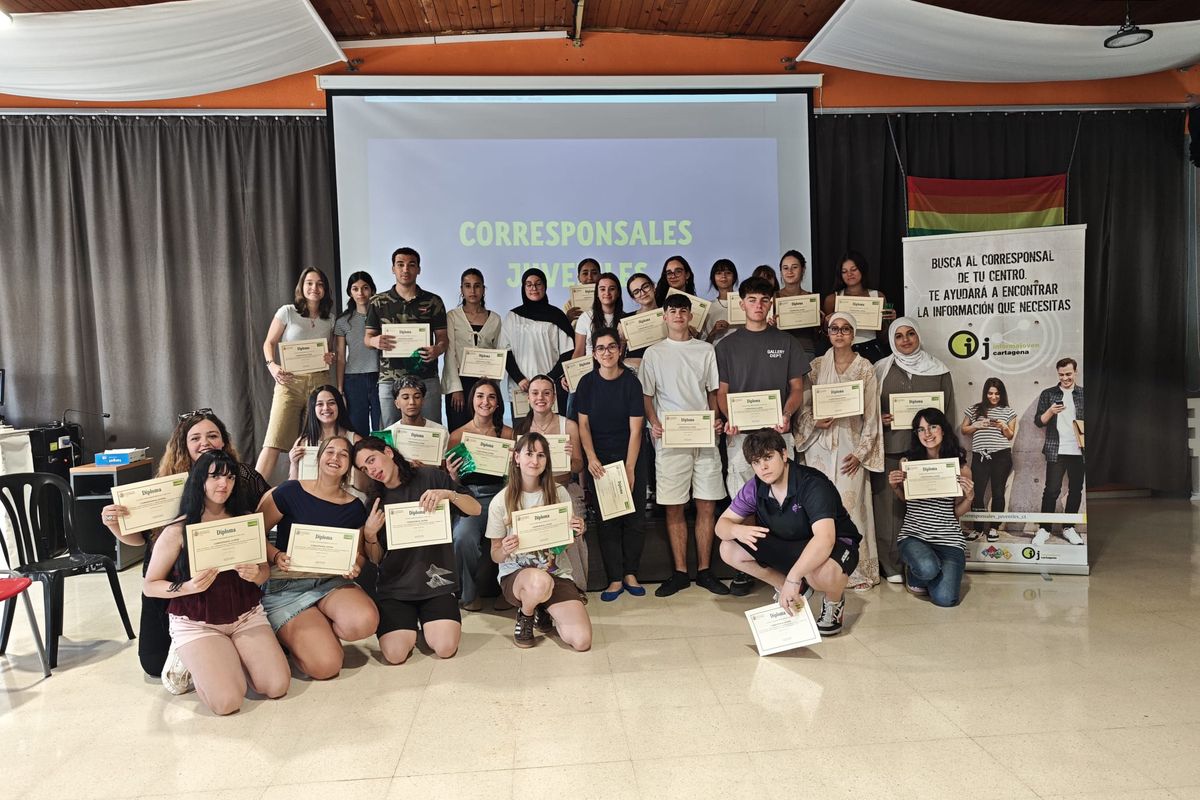 Los corresponsales juveniles de Cartagena reciben sus diplomas y becas por su labor informativa