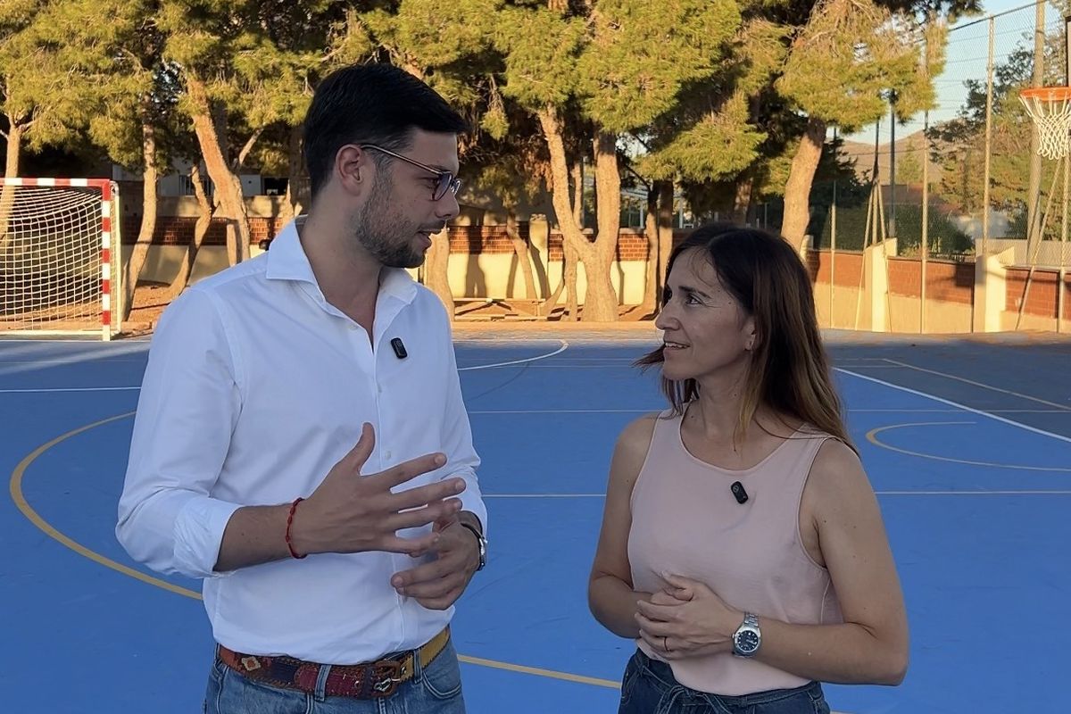 El concejal de Educación y la presidenta de la Junta Municipal de Isla Plana visitando las instalaciones antes de su apertura