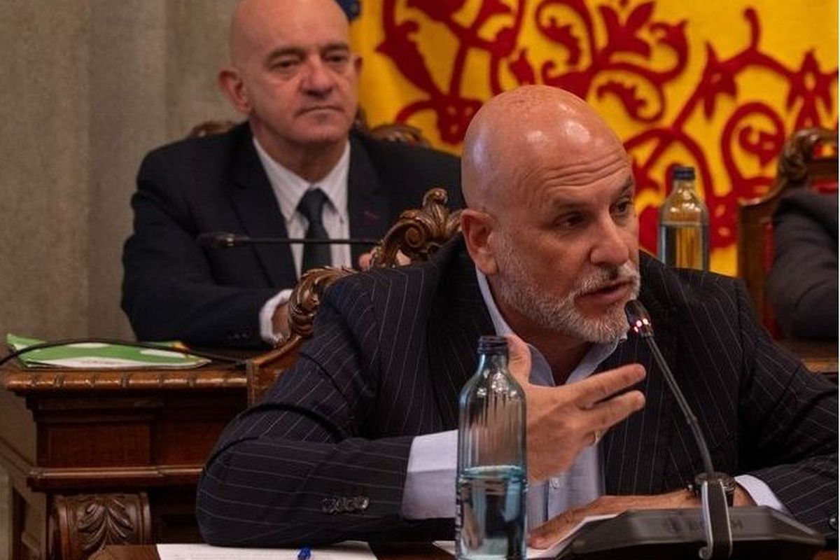 VOX frena el recorte de los recursos de la oposición al aplazarse la redistribución del personal eventual