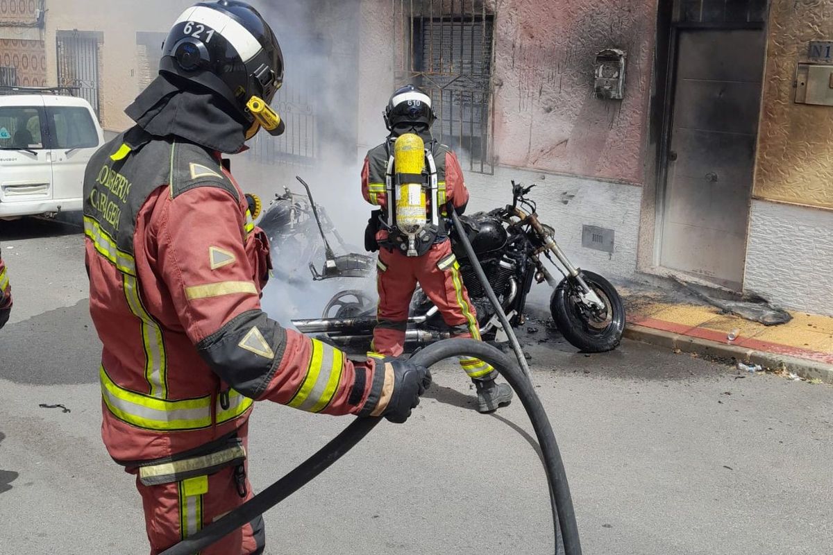 Bomberos de Cartagena extinguen el incendio de tres motocicletas en San José Obrero