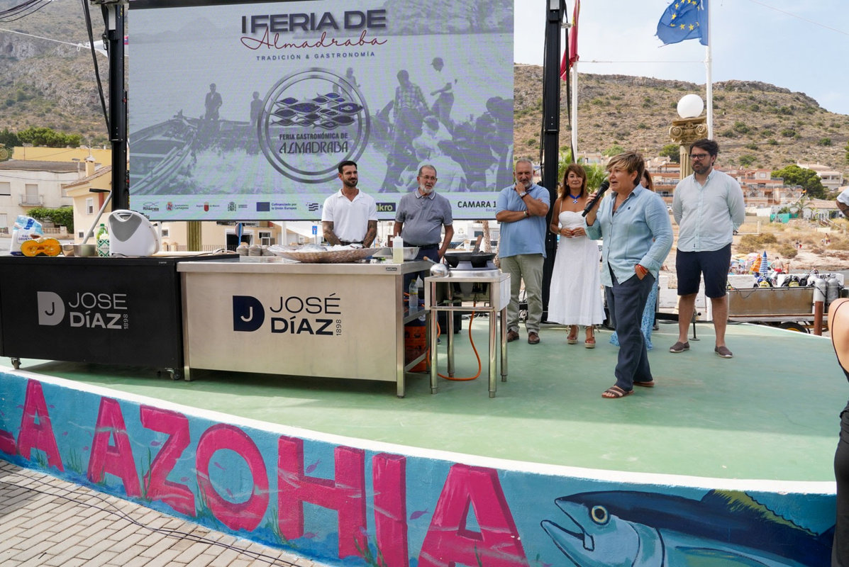 La I Feria de la Almadraba muestra con éxito a veraneantes y visitante el producto de esta arte de pesca tradicional