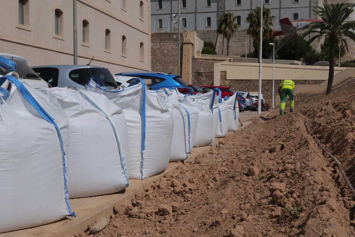 El Ayuntamiento de Cartagena resiembra el césped del talud junto al monumento a la Patrulla Águila