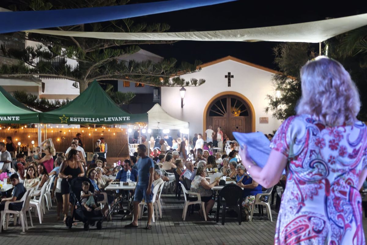 La concejala de Participación Ciudadana y Festejos, Francisca Martínez, fue la encargada de ofrecer el pregon inaugural de La Azohía
