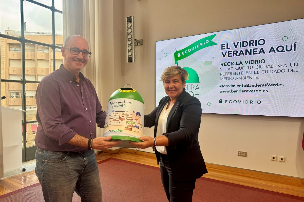 Alejandro Luna recibe el miniglú de Ecovidrio sorteado para promover el reciclaje en Cartagena