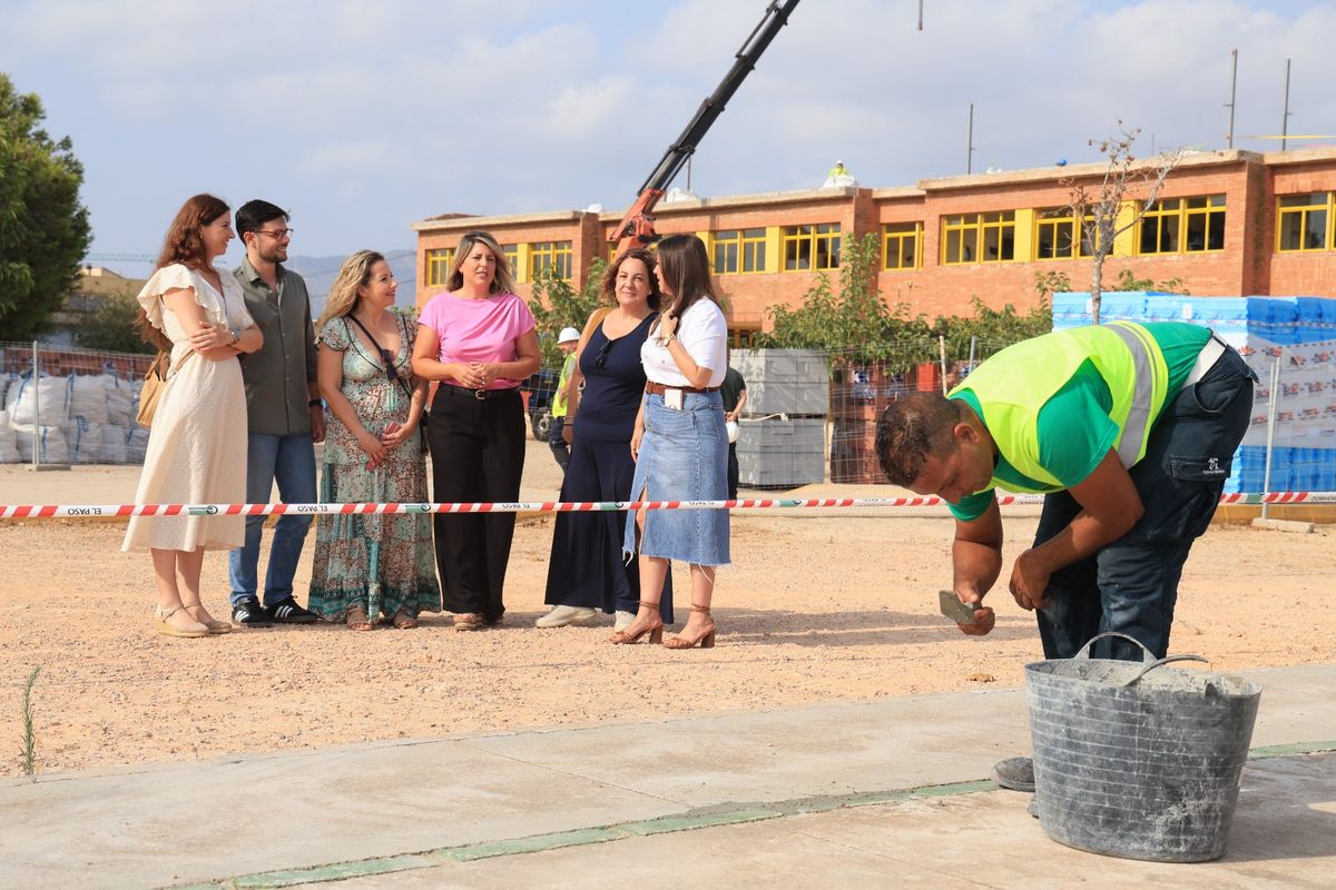 Visita a las obras de renovación de pistas deportivas en el colegio Vicente Medina de Los Dolores