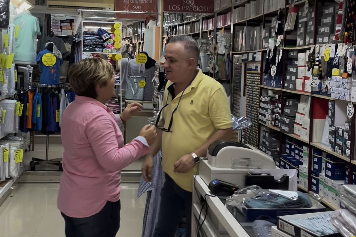 La concejal de Comercio visitando un establecimiento de la ciudad