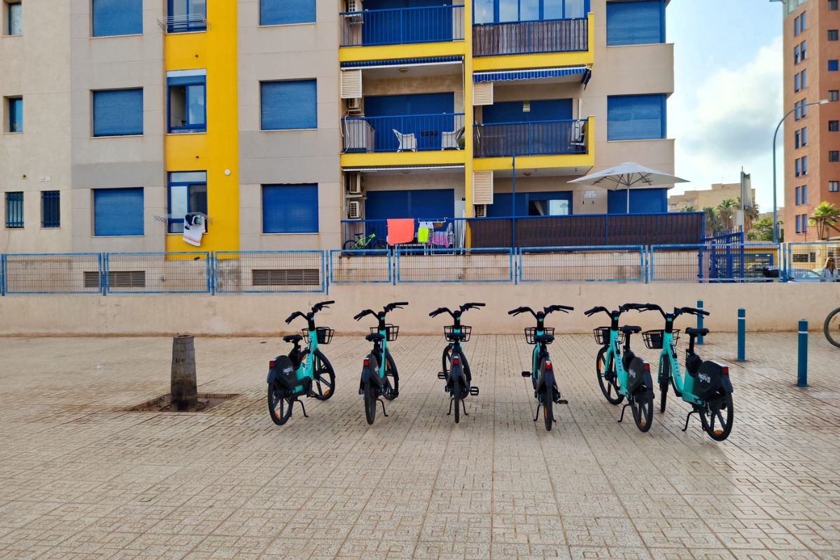 El servicio de bicicletas eléctricas se amplía a Playa Honda y Playa Paraíso ante el éxito de la demanda