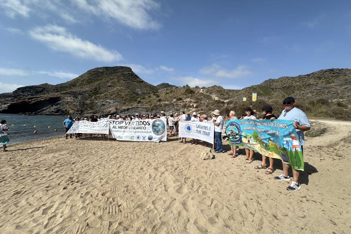 MC respalda la movilización para exigir el fin de los vertidos en Cala Reona